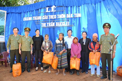 Chị Đỗ Thị Kim Liên (thứ 3 từ trái sang) trong một chuyến đi từ thiện